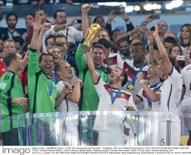 FUSSBALL WM 2014 FINALE Deutschland 13.07.2014 DEUTSCHLAND FEIERT DEN WM TITEL: Torwart Manuel Neuer, Torwart Roman Weidenfeller, Matthias Ginter, Torwart Ron-Robert Zieler, Philipp Lahm, Jerome Boateng, Erik Durm (v.l.) jubeln mit dem WM Pokal