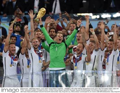 FUSSBALL WM 2014 FINALE Deutschland 13.07.2014 DEUTSCHLAND FEIERT DEN WM TITEL: Shkodran Mustafi, Christoph Kramer, Torwart Manuel Neuer, Benedikt Höwedes, Bastian Schweinsteiger und Miroslav Klose jubeln mit dem WM Pokal
