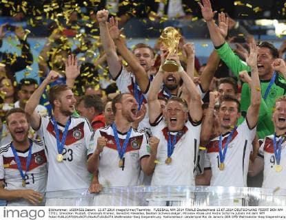 FUSSBALL WM 2014 FINALE Deutschland 13.07.2014 DEUTSCHLAND FEIERT DEN WM TITEL: Shkodran Mustafi, Christoph Kramer, Benedikt Höwedes, Bastian Schweinsteiger, Miroslav Klose und Andre Schürrle jubeln mit dem WM Pokal