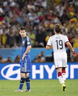 Rio de Janeiro, 13.07.2014, Estadio do Maracana Lionel MESSI (Argentinien) guckt enttäuscht zu Mario Götze (Deutschland) Deutschland - Argentinien mm