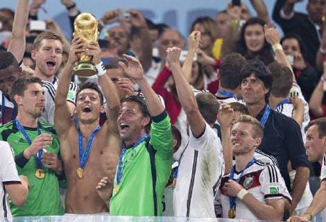 Rio de Janeiro, 13.07.2014, Estadio do Maracana Mesut Özil (Deutschland) mit Pokal - Trainer Joachim Löw (Deutschland)
