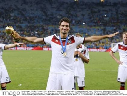 Mats HUMMELS (Deutschland) mit Pokal - FIFA Fussball Weltmeisterschaften 2014. Finale - Spiel Deutschland gegen Argentinien am 13.Juli 2014 in Rio de Janeiro 
