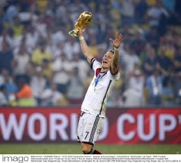 Bastian Schweinsteiger , Deutschland Weltmeister mit Pokal - FIFA Fussball Weltmeisterschaft 2014. Finale am 13.Juli 2014 in Rio de Janeiro 