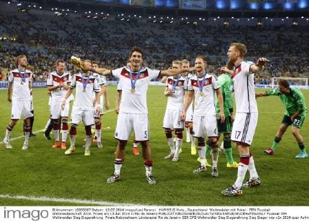 HUMMELS Mats , Deutschland Weltmeister mit Pokal - FIFA Fussball Weltmeisterschaft 2014. Finale am 13.Juli 2014 in Rio de Janeiro 