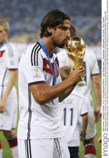 Sami Khedira Sami , Deutschland Weltmeister mit Pokal - FIFA Fussball Weltmeisterschaft 2014. Finale am 13.Juli 2014 in Rio de Janeiro 