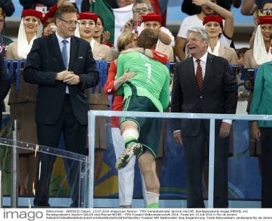 FIFA Generalsekretär Jerome VALCKE, Bundeskanzlerin Angela MERKEL mit Bundespräsident Joachim GAUCK und Manuel NEUER - FIFA Fussball Weltmeisterschaft 2014. Finale am 13.Juli 2014 in Rio de Janeiro 