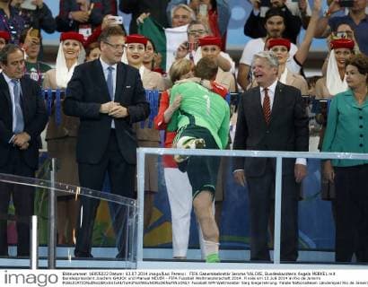 FIFA Generalsekretär Jerome VALCKE, Bundeskanzlerin Angela MERKEL mit Bundespräsident Joachim GAUCK und Manuel NEUER - FIFA Fussball Weltmeisterschaft 2014. Finale am 13.Juli 2014 in Rio de Janeiro 