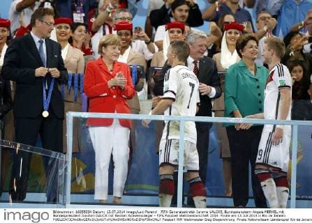 FIFA Generalsekretär Jerome VALCKE, Bundeskanzlerin Angela MERKEL mit Bundespräsident Joachim GAUCK mit Bastian Schweinsteiger - FIFA Fussball Weltmeisterschaft 2014. Finale am 13.Juli 2014 in Rio de Janeiro 