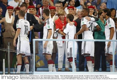 FIFA Generalsekretär Jerome VALCKE, Bundeskanzlerin Angela MERKEL mit Bundespräsident Joachim GAUCK mit Torschützen Mario GÖTZE - FIFA Fussball Weltmeisterschaft 2014. Finale am 13.Juli 2014 in Rio de Janeiro 
