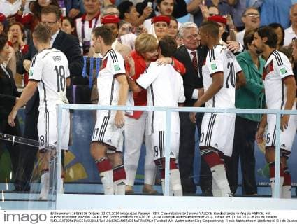 FIFA Generalsekretär Jerome VALCKE, Bundeskanzlerin Angela MERKEL mit Bundespräsident Joachim GAUCK mit Torschützen Mario GÖTZE - FIFA Fussball Weltmeisterschaft 2014. Finale am 13.Juli 2014 in Rio de Janeiro 