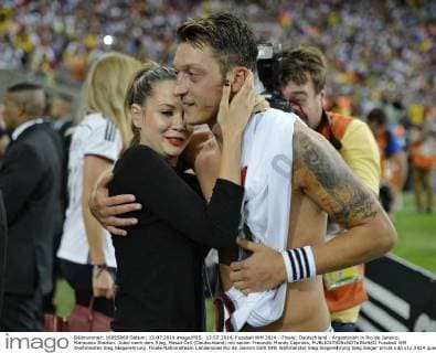 13.07.2014, Fussball WM 2014 - Finale: Deutschland - Argentinien in Rio de Janeiro, Maracana Stadion. Jubel nach dem Sieg, Mesut Özil (Deutschland) mit seiner Freundin Mandy Capristo, 