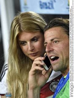 13.07.2014, Fussball WM 2014 - Finale: Deutschland - Argentinien in Rio de Janeiro, Maracana Stadion. Torwart Roman Weidenfeller (Deutschland) nach dem Spiel mit Lisa, seiner Freundin. 