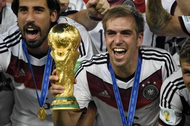 13.07.2014, Fussball WM 2014 - Finale: Deutschland - Argentinien in Rio de Janeiro, Maracana Stadion. Nach der Siegerehrung der Weltmeister, Deutschland jubelt mit dem WM-Pokal. Philipp Lahm (Deutschland) präsentiert stolz den Pokal. 