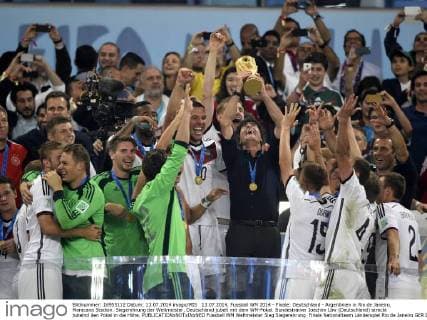 13.07.2014, Fussball WM 2014 - Finale: Deutschland - Argentinien in Rio de Janeiro, Maracana Stadion. Siegerehrung der Weltmeister, Deutschland jubelt mit dem WM-Pokal. Bundestrainer Joachim Löw (Deutschland) streckt jubelnd den Pokal in die Höhe. 