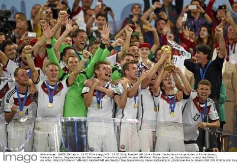 13.07.2014, Fussball WM 2014 - Finale: Deutschland - Argentinien in Rio de Janeiro, Maracana Stadion. Siegerehrung der Weltmeister, Deutschland jubelt mit dem WM-Pokal. Philipp Lahm (re, Deutschland) streckt den Pokal in die Höhe. 