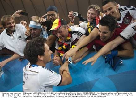 RIO DE JANEIRO - Mats Hummels with german Fans celebrating the World Championship Foto: Urbanandsport Cordon Press. 