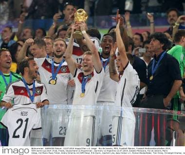 Rio de Janeiro, FIFA, Fussball Männer, Fussball Weltmeisterschaften 2014, FIFA world cup 2014 ,Final, Finale, Deutschland vs Argentinien , Germany vs Argentina 13.07.2014, Estadio Maracana, Rio de Janeiro, Mario Götze, mit Marco Reus Trikot, Andre Schürrle mit WM Pokal, Erik Durm, Joachim Löw, dazu hinten v.li. Roman Weidenfeller, Toni Kroos, Christoph Kramer, Jerome Boateng.