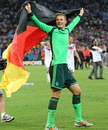 Rio de Janeiro, FIFA, Fussball Männer, Fussball Welltmeisterschaften 2014, FIFA world cup 2014 ,Final, Finale, Deutschland vs Argentinien , Germany vs Argentina 13.07.2014, Estadio Maracana, Rio de Janeiro, Manuel Neuer, TW, mit Deutschland Fahne,