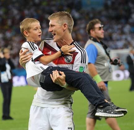 Rio de Janeiro, FIFA, Fussball Männer, Fussball Welltmeisterschaften 2014, FIFA world cup 2014 ,Final, Finale, Deutschland vs Argentinien , Germany vs Argentina 13.07.2014, Estadio Maracana, Rio de Janeiro, Bastian Schweinsteiger, Deutschland, mit Sohn von Miroslav Klose,