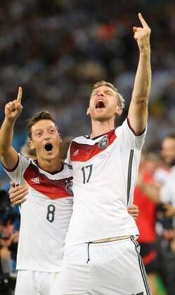 Rio de Janeiro, FIFA, Fussball Männer, Fussball Welltmeisterschaften 2014, FIFA world cup 2014 ,Final, Finale, Deutschland vs Argentinien , Germany vs Argentina 13.07.2014, Estadio Maracana, Rio de Janeiro, Mesut Özil, Per Mertesacker, beide Deutschland, jubeln,