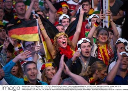 Fans schauen das Finalspiel der deutschen Nationalmanschaft bei der WM 2014 beim Public Viewing auf der Fanmeile in Berlin. Fanmeile Finale 2014