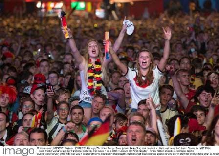 Fans jubeln beim Sieg der deutschen Nationalmanschaft beim Finale der WM 2014 beim Public Viewing auf der Fanmeile in Berlin. Fanmeile Finale 2014