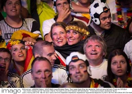 Fans jubeln beim Sieg der deutschen Nationalmanschaft beim Finale der WM 2014 beim Public Viewing auf der Fanmeile in Berlin. Fanmeile Finale 2014