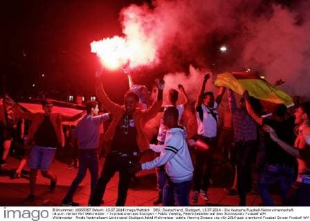 DEU; Deutschland, Stuttgart, 13.07.2014 - Die deutsche Fussball-Nationalmannschaft ist zum vierten Mal Weltmeister. - Impressionen aus Stuttgart - Public Viewing, Feierlichekeiten auf dem Schlossplatz