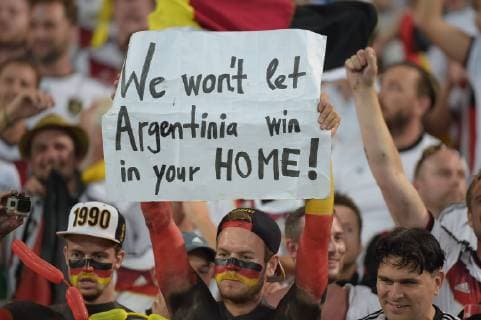 13.07.2014, xbtx, Fussball WM 2014, Finale Deutschland - Argentinien, - Fanplakat We wont let Argentinia (!) win in your Home