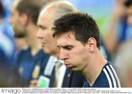 Lionel MESSI (ARG) ,Enttäuschung,Frust, enttäuscht,frustriert,niedergeschlagen,nach Spielende,hi:Alejandro SABELLA, Trainer (ARG). Deutschland (GER))-Argentinien (ARG) 1-0 n.V Finale,Final,Spiel 64, am 13.07.2014 in Rio de Janeiro. Fussball Weltmeisterschaft 2014 in Brasilien vom 12.06. - 13.07.2014.