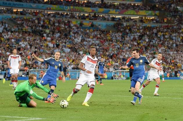 v.re:Philipp LAHM (GER),Lionel MESSI (ARG),Jerome BOATENG (GER),Rodrigo PALACIO (ARG),Manuel NEUER (Torwart GER),Torchance,Aktion,Zweikampf, Deutschland (GER))-Argentinien (ARG) 1-0 n.V Finale,Final,Spiel 64, am 13.07.2014 in Rio de Janeiro. Fussball Weltmeisterschaft 2014 in Brasilien vom 12.06. - 13.07.2014.