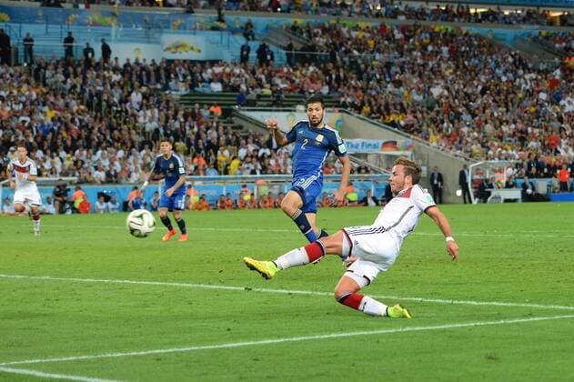 Mario GÖTZE;GÖTZE (GER) schiesst das Tor zum 1-0,Siegtor,Aktion,Torschuss,hi:Ezequiel GARAY (ARG). Deutschland (GER))-Argentinien (ARG) 1-0 n.V Finale,Final,Spiel 64, am 13.07.2014 in Rio de Janeiro. Fussball Weltmeisterschaft 2014 in Brasilien vom 12.06. - 13.07.2014.