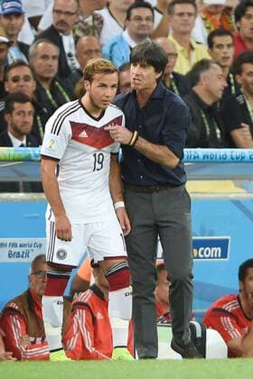Bundestrainer Joachim Jogi LÖW,LÖW (GER) mit Mario GÖTZE;GÖTZE (GER) vor Einwechslung,Aktion. Deutschland (GER))-Argentinien (ARG) 1-0 n.V Finale,Final,Spiel 64, am 13.07.2014 in Rio de Janeiro. Fussball Weltmeisterschaft 2014 in Brasilien vom 12.06. - 13.07.2014.
