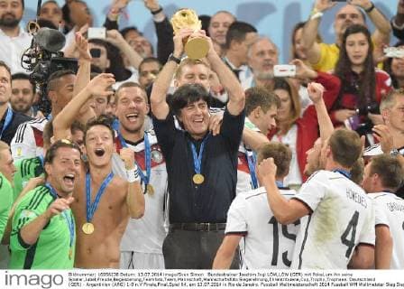 Bundestrainer Joachim Jogi LÖW,LÖW (GER) mit Pokal,um ihn seine Spieler,Jubel,Freude,Begeisterung,Teamfoto,Team,Mannschaft,Mannschaftsfoto Siegerehrung,Ehrentribuene,Cup,Trophy,Trophaee. Deutschland (GER) - Argentinien (ARG) 1-0 n.V Finale,Final,Spiel 64, am 13.07.2014 in Rio de Janeiro. Fussball Weltmeisterschaft 2014