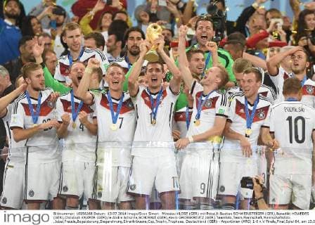 Miroslav KLOSE (GER) mit Pokal,li:Bastian SCHWEINSTEIGER (GER),Benedikt HÖWEDES (GER),Christoph KRAMER (GER),re:Andre Schürrle,SCHÜRRLE (GER),Kevin GROSSKREUTZ (GER).Teamfoto,Team,Mannschaft,Mannschaftsfoto ,Jubel,Freude,Begeisterung,Siegerehrung,Ehrentribuene,Cup,Trophy,Trophaee. Deutschland (GER) - Argentinien (ARG) 1-0 n.V Finale,Final,Spiel 64, am 13.07.2014 in Rio de Janeiro. Fussball Weltmeisterschaft 2014