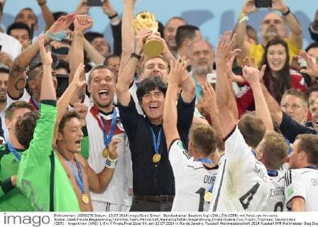 Bundestrainer Joachim Jogi LÖW,LÖW (GER) mit Pokal,um ihn seine Spieler,Jubel,Freude,Begeisterung,Teamfoto,Team,Mannschaft,Mannschaftsfoto Siegerehrung,Ehrentribuene,Cup,Trophy,Trophaee. Deutschland (GER) - Argentinien (ARG) 1-0 n.V Finale,Final,Spiel 64, am 13.07.2014 in Rio de Janeiro. Fussball Weltmeisterschaft 2014