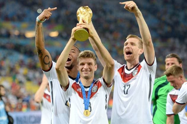 v.li:Jerome BOATENG (GER),Thomas MÜLLER (MÜLLER) (GER) mit Pokal,Per MERTESACKER (GER)Siegerehrung,Trophy,Cup,Jubel,Freude,Begeisterung,Aktion, Deutschland (GER) - Argentinien (ARG) 1-0 n.V Finale,Final,Spiel 64, am 13.07.2014 in Rio de Janeiro. Fussball Weltmeisterschaft 2014