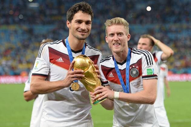 v.li:Mats HUMMELS (GER),Andre Schürrle,SCHÜRRLE (GER) mit Pokal, Siegerehrung,Trophy,Cup,Jubel, Freude,Begeisterung,Aktion, Deutschland (GER) - Argentinien (ARG) 1-0 n.V Finale,Final,Spiel 64, am 13.07.2014 in Rio de Janeiro. Fussball Weltmeisterschaft 2014