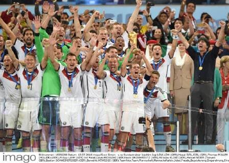 v.re:Bundestrainer Joachim Jogi LÖW,LÖW (GER),Mesut ÖZIL,ÖZIL (GER),Thomas MÜLLER (MÜLLER) (GER),Philipp LAHM (GER) mit Pokal,Lukas PODOLSKI (GER)Kevin GROSSKREUTZ (GER),Miroslav KLOSE (GER),Manuel NEUER (Torwart GER),Bastian SCHWEINSTEIGER (GER),Benedikt HÖWEDES (GER).Teamfoto,Team,Mannschaft,Mannschaftsfoto,Jubel,Freude,Begeisterung,Siegerehrung,Ehrentribuene,Cup,Trophy,Trophaee. Deutschland (GER) - Argentinien (ARG) 1-0 n.V Finale,Final,Spiel 64, am 13.07.2014 in Rio de Janeiro. Fussball Weltmeisterschaft 2014