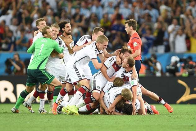 kollektiver Schlussjubel,Spieler fallen sich um den Hals,Aktion,v.li:Thomas MÜLLER (MÜLLER) (GER),Manuel NEUER (Torwart GER),Bastian SCHWEINSTEIGER (GER),Sami KHEDIRA (GER),Kevin GROSSKREUTZ (GER),Matthias GINTER (GER),Mario GÖTZE (GER),Toni KROOS (GER),Per MERTESACKER (GER),Benedikt HÖWEDES (GER),Mats HUMMELS (GER)-hi:Schiedsrichter Nicola RIZZOLI (ITA). Deutschland (GER) - Argentinien (ARG) 1-0 n.V Finale,Final,Spiel 64, am 13.07.2014 in Rio de Janeiro. Fussball Weltmeisterschaft 2014