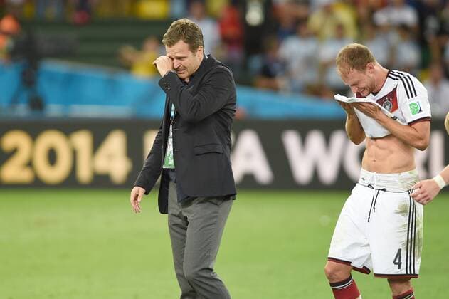 Oliver BIERHOFF (Teammanager GER) weint nach Spielende Freudentränen,weinen,re:Benedikt Höwedes (GER). Deutschland (GER) - Argentinien (ARG) 1-0 n.V Finale,Final,Spiel 64, am 13.07.2014 in Rio de Janeiro. Fussball Weltmeisterschaft 2014