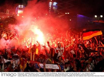 Berlin-Mitte: Fanfest auf der Straße des 17. Juni anlässlich der FIFA Fußball WM 2014. - Finale Deutschland 1: 0 (nach Verlängerung)