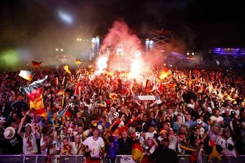 Berlin-Mitte: Fanfest auf der Straße des 17. Juni anlässlich der FIFA Fußball WM 2014. - Finale Deutschland 1: 0 (nach Verlängerung)