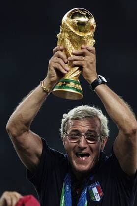 LIPPI Marcello Trainer Team Italien mit dem Welt Cup Pokal Italien ist Weltmeister FIFA Fussball Weltmeisterschaften 2006 in Deutschland Finale im Olympiastadion in Berlin Italien-Frankreich am 09.Juli 2006 