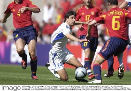 FYSSAS Panagiotis Team Griechenland Spiel Nr.9 SPA-GRE 1:1 in Porto. Fussball Aktion . UEFA Fussball Europameisterschaften 2004 in Portugal Copyright 