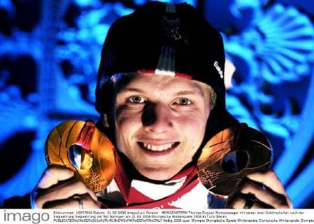 MORGENSTERN Thomas Doppel Olympiasieger mit senen zwei Goldmedaillen nach der Siegeehrung Siegeehrung der Ski Springen am 21.02.2006 Olympische Winterspiele 2006 in Turin Italien 