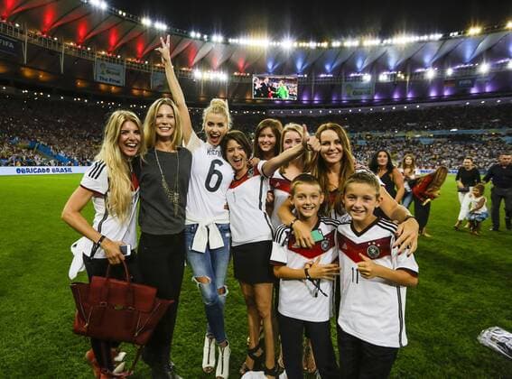 v.li.: Lisa ROSSENBACH, Freundin von Roman Weidenfeller, Sarah BRANDNER, Freundin von Bastian Schweinsteiger, Lena GERCKE, Freundin von Sami Khedira, Kathrin GILCH Freundin von Manuel NEUER, Lena Stiffel, Freundin von Julian DRAXLER, Lisa WESSELER, Freundin von Benedikt Höwedes, Sylwia, Ehefrau von Miroslav Klose mit den Söhnen Luan und Noah; DEUTSCHLAND - ARGENTINIEN 1-0 FIFA Fussball WM FINALE Weltmeisterschaft am 13.07.2014 im Maracana Stadion von Rio de Janeiro