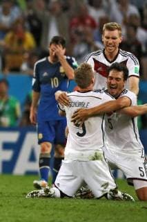 Schlusspfiff beim WM-Finale 2014. Grenzenloser Jubel bei den deutschen Spielern Andre Schürrle (GER), Mats Hummels (GER) und Per Mertesacker (GER). Links ein enttäuschter Lionel Messi (ARG) Deutschland - Argentinien, Finale, WM 2014, 13.07.2014 EP_CEZ