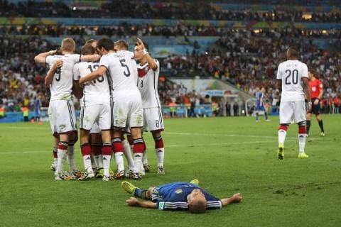 Grenzenlose Freude bei der deutschen Mansnchaft nach dem 1:0 durch Mario Götze (GER) in der Verlaengerung. Vorne ein enttäuschter Javier Mascherano (ARG) Deutschland - Argentinien, Finale, WM 2014, 13.07.2014 EP_CEZ