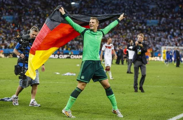 Manuel NEUER, DFB 1 nationalflagge, Nationalfahne, Nationalfarben, schwarz, rot, gold, Flagge, fahne Jubel DEUTSCHLAND - ARGENTINIEN 1-0 n.V. FIFA Fussball WM FINALE Weltmeisterschaft am 13.07.2014 im Maracana Stadion von Rio de Janeiro